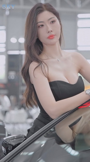 2025��ɽ��װ��չ������ɫ�߸�Ь�ĳ�������Ҷ����[mp4/596M]